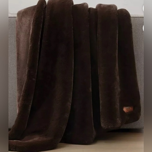 Frye Luxe Faux Fur Throw Blanket - Picture 2 of 3